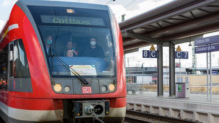Ein Sonderzug Flüchtlinge aus der Ukraine kommt am Hauptbahnhof Cottbus an.