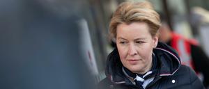 Berlins Regierende Bürgermeisterin Franziska Giffey (SPD) spricht am früheren Flughafens Tegel zu Journalisten.