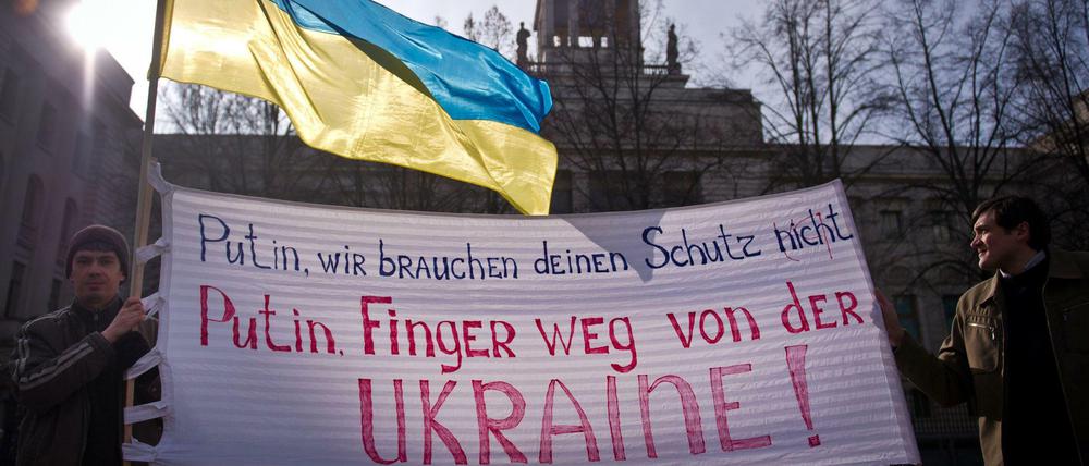 Ukrainische Demonstranten vor der Russischen Botschaft.