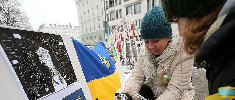 Ukrainer demonstrieren nahe der ukrainischen Botschaft in Berlin gegen die Regierung in der Ukraine mit einer "Euromaidan-Wache" für eine freie Ukraine und eröffnen eine "alternative Botschaft".