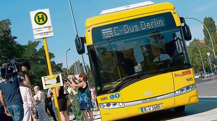Ein Elektrobus steht im August in Berlin am Südkreuz.