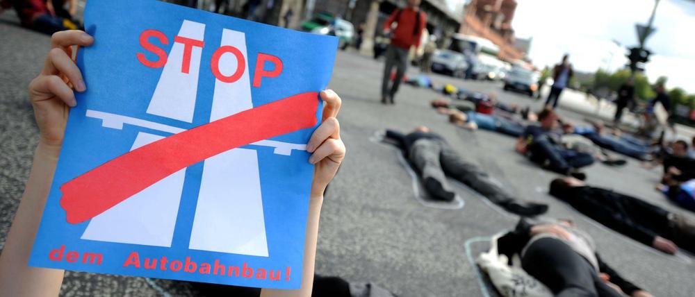 Aktivisten kämpfen seit Jahren gegen den Ausbau der Autobahn 100 (Archivfoto).