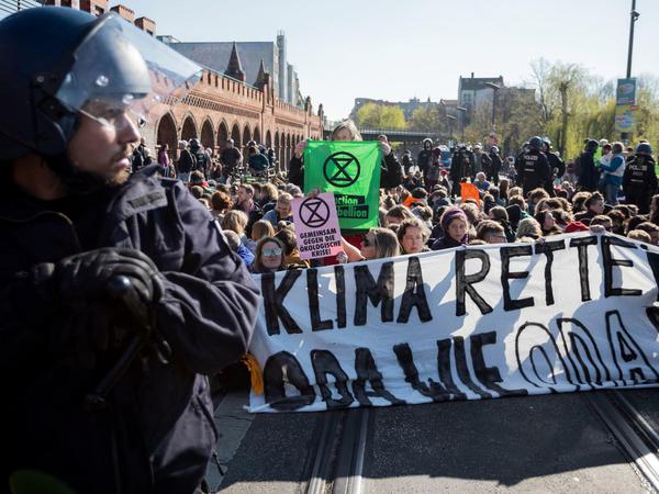 Die Umweltaktivisten fordern von der Bundesregierung die Ausrufung eines Klimanotstandes. 