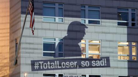 Greenpeace-Protest an US-Botschaft in Berlin: "#TotalLoser, so sad!" ("Totaler Verlierer, so traurig")