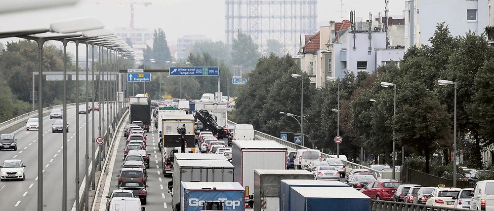 Ein kilometerlanger Stau hat sich am 11.09.2015 auf der Stadtautobahn A100 in Berlin durch einen verunglückten Lastwagen gebildet. 