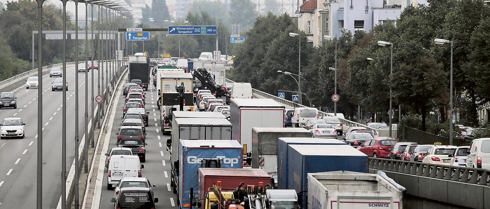 Ein kilometerlanger Stau hat sich am 11.09.2015 auf der Stadtautobahn A100 in Berlin durch einen verunglückten Lastwagen gebildet. Foto: Kay Nietfeld/dpa +++(c) dpa - Bildfunk+++