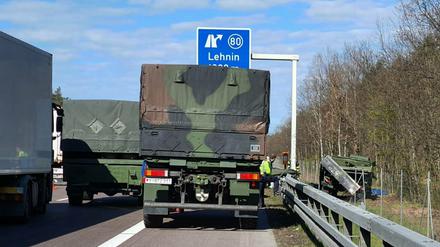 Ein Lastwagen der Bundeswehr steht auf dem Standstreifen der A2, während rechts neben der Fahrbahn ein beschädigtes Fahrzeug liegt.