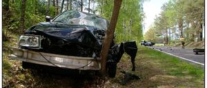Autounfall auf einer Landstraße in Brandenburg.