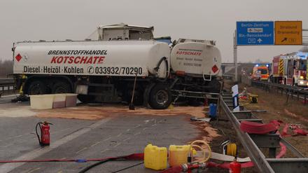 Die Unfallstelle mit einem Gefahrguttransporter auf der Autobahn 10 bei Oranienburg wurde geräumt.