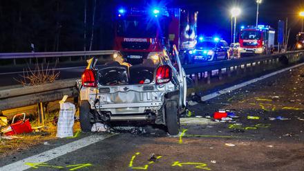 Das Wrack eines Kleinwagens steht nach einem Unfall auf der Fahrbahn der A111. Ein Geisterfahrer hatte bei Hohen Neuendorf einen Unfall - und in der Folge mehrere weitere Zusammenstöße - verursacht.