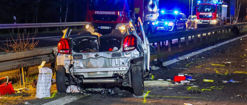 Das Wrack eines Kleinwagens steht nach einem Unfall auf der Fahrbahn der A111. Ein Geisterfahrer hatte bei Hohen Neuendorf einen Unfall - und in der Folge mehrere weitere Zusammenstöße - verursacht.
