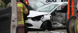Der Unfallort. Der Renault Clio wurde völlig zerstört. Schon vorher kam es an der Stelle zu schweren Unfällen. 