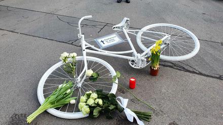 Auch 2021 mussten in Berlin zehn weiße Räder für im Straßenverkehr getötete Radfahrer:innen aufgestellt werden.