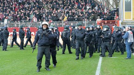 Polizeieinsatz im Amateurfußball: Beim Viertligaspiel zwischen dem 1. FC Union II und dem BFC Dynamo wollten Heimfans im März den Fanblock der Gäste stürmen.