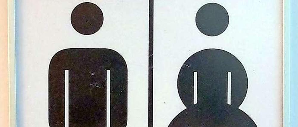 Eine gemeinsame Toilette für Frau und Mann im Rathaus Tiergarten.