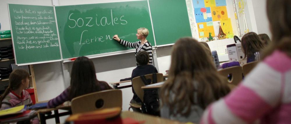 Bildungsminister Günter Baaske (SPD) ist zuversichtlich. Zum neuen Schuljahr sollen ausreichend Lehrkräfte eingestellt sein.