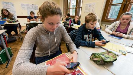 Im Unterricht sind Smartphones und Videos teilweise Bestandteil der Lehre. Schüler dürfen aber nicht zum Zweck der Disziplinierung gefilmt werden.