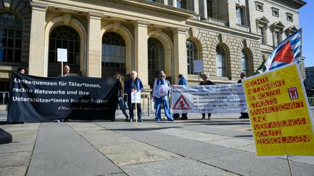 Demonstranten stehen mit Transparenten bei einer Kundgebung anlässlich der Sitzung des Untersuchungsausschusses "Neukölln" vor dem Berliner Abgeordnetenhaus.