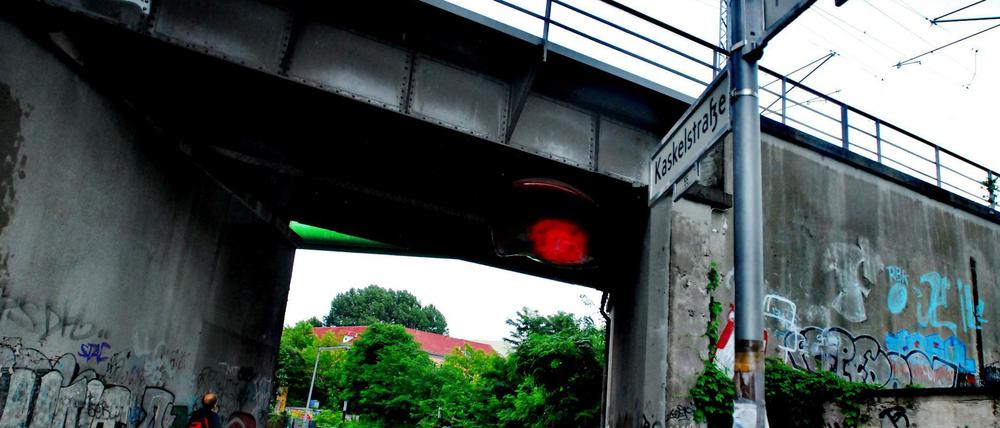 Bahnbrücke Kaskelstraße. Nur vollgesprayt oder auch marode?