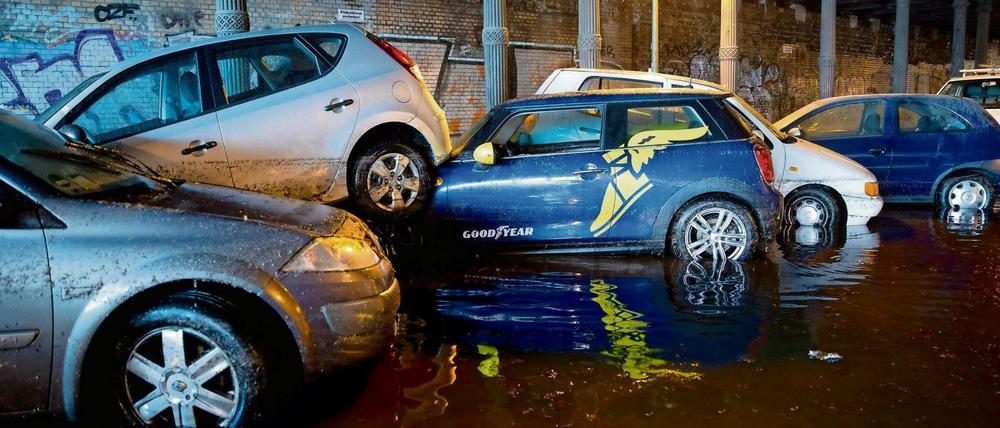 Nach starken Regenfällen sind parkende Autos im Gleimtunnel übereinander geschoben worden. 