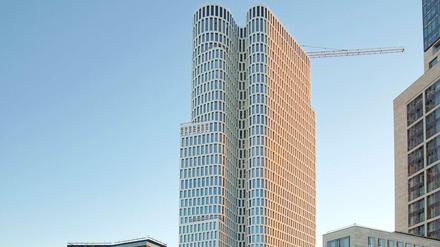 Die Fassade ist fertig: Der 118,8 Meter hohe, weiße Zwillingsturm „Upper West“ am Charlottenburger Breitscheidplatz.