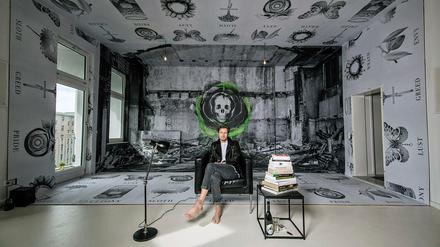 Der französische Künstler Ludo in seiner Installation im Urban Nation Museum