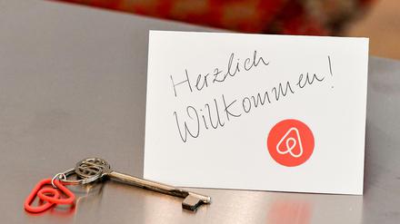 Hotel - nein danke. Ein Schlüssel mit einem Airbnb-Anhäger und eine Willkommenskarte liegen in einer Wohnung für den Gast bereit.