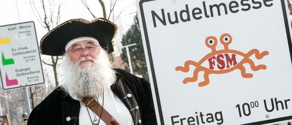  Rüdiger Weida von der "Kirche der fliegenden Spaghettimonster" neben seinem Schild "Nudelmesse" in Templin (Brandenburg).