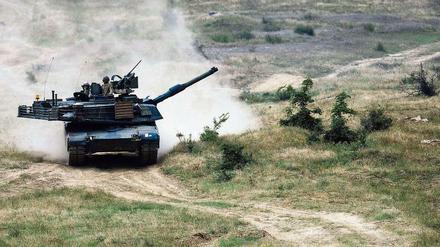 US-Kampfpanzer bei einem Manöver in Bulgarien. Auch durch die Lausitz soll jetzt Militärgerät nach Polen rollen. 