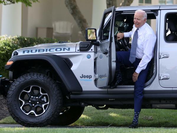 Auch US-Präsident Joe Biden fuhr schon im Jeep Wrangler Unlimited 4xe eine Proberunde übers Gelände des Weißen Hauses.