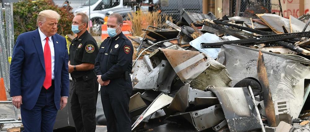 Prasident Donald Trump besichtigt die Trümmer nach tagelangen Ausschreitungen in Kenosha, Wisconsin. 