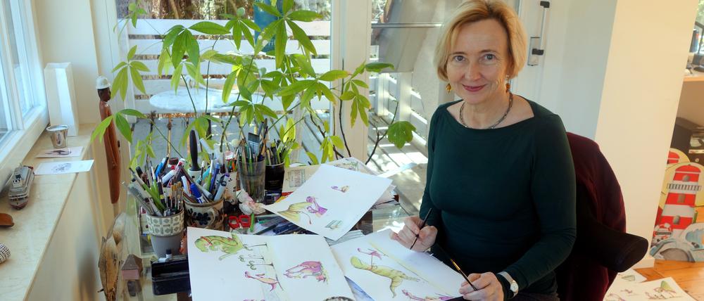 Kinderbuchautorin Ute Krause in ihrem Atelier in Berlin. 