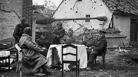 Noch ist die Ruhe trügerisch. Im April 1945 fotografierte Valery Faminsky diese Soldaten einer sowjetischen Panzerbrigade während einer kurzen Pause bei den Seelower Höhen. 