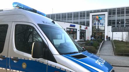 Ein Fahrzeug der Polizei steht vor einem Einkaufszentrum im Neuköllner Stadtteil Gropiusstadt. Mitten in dem Einkaufszentrum hat ein Vater mit einem Messer auf seine 47-jährige Tochter eingestochen. 