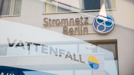 Die Mehrfachbelichtung zeigt das Logo der Stromnetz Berlin GmbH an deren Hauptsitz sowie das Logo von Vattenfall. 