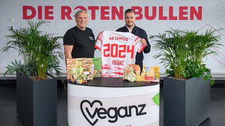 Vegane Liebe. Veganz-Chef Jan Bredack (li.) und RB-Leipzig-Finanzgeschäftsführer Florian Hopp besiegeln die Partnerschaft der Food-Marke mit dem Fußballverein.