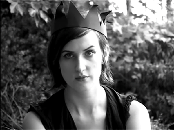 Vera Freitag in ihrem ersten Musikvideo, "Spring", Juli 2016