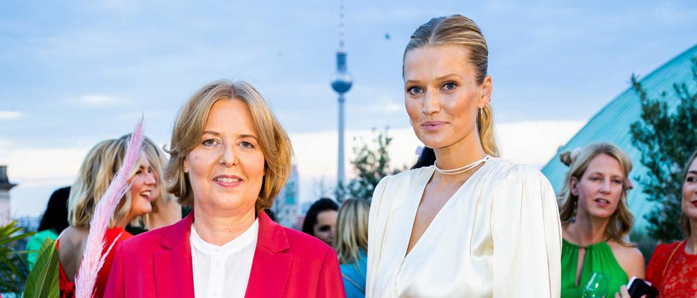 Neuer Schub für den Feminismus. Bundestagspräsidentin Bärbel Bas (SPD, l) und Toni Garrn, Model, nehmen an der Veranstaltung Frauen 100 auf der Dachterrasse des Hotel de Rome teil. 