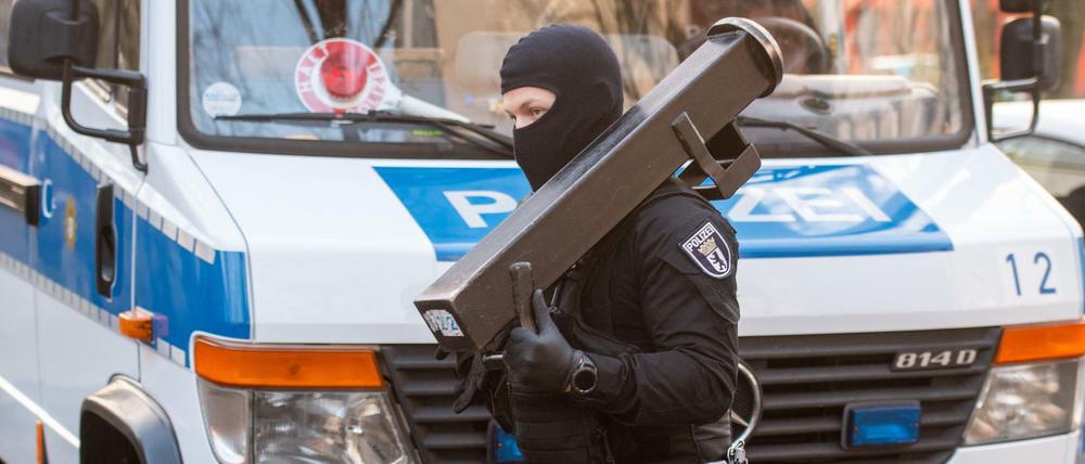 Razzia bei Salafisten. Ein Polizist mit einer Ramme bei der Durchsuchung von Wohnung der Mitglieder des vergangenen Donnerstag verbotenen Vereins Jamaatu Berlin