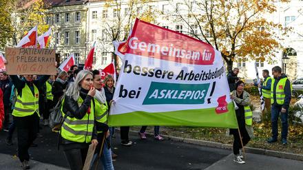  Mitarbeiter der Asklepios-Kliniken demonstrieren am Donnerstag am Gesundheitsministerium in Potsdam für bessere Arbeitsbedingungen. 
