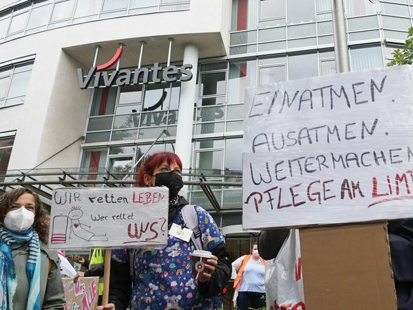 Streikbegleitenden Kundgebung vor der Vivantes-Zentrale am Montag in Berlin.