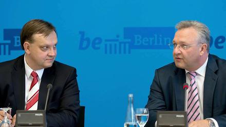 Berlins Innensenator Frank Henkel (CDU, rechts) und der Verfassungsschutzchef Bernd Palenda stellen den Verfassungsschutzbericht 2013 vor.