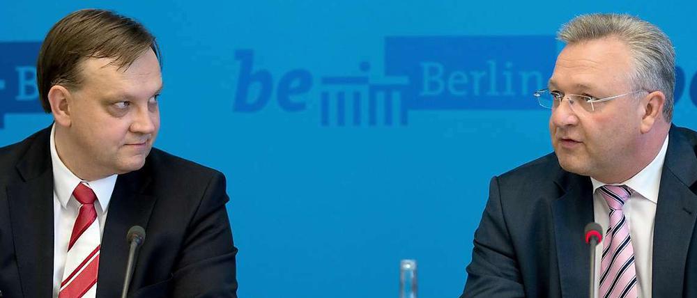 Berlins Innensenator Frank Henkel (CDU, rechts) und der Verfassungsschutzchef Bernd Palenda stellen den Verfassungsschutzbericht 2013 vor.