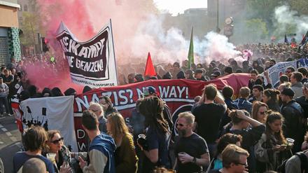 Linke Gruppen demonstrieren am 01. Mai 2016 in Kreuzberg - auch dieses Jahr ist am 1. Mai einiges los. 