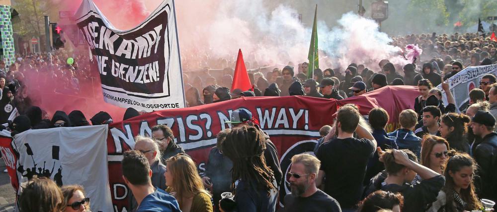 Linke Gruppen demonstrieren am 01. Mai 2016 in Kreuzberg - auch dieses Jahr ist am 1. Mai einiges los. 