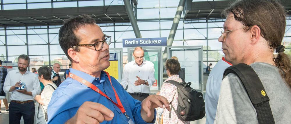 S-Bahn-Chef Peter Buchner (l.) im Gespräch mit einem Fahrgast.