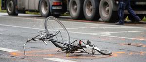 Nach einem Unfall liegt ein zerstörtes Fahrrad auf der Straße.