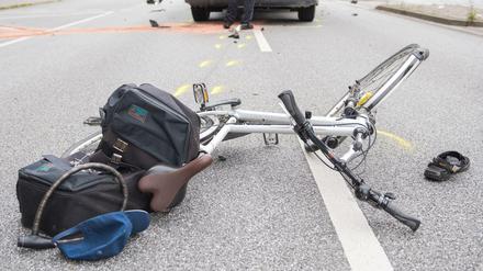 Ein Fahrrad liegt nach einem Verkehrsunfall auf der Straße. Symbolbild.
