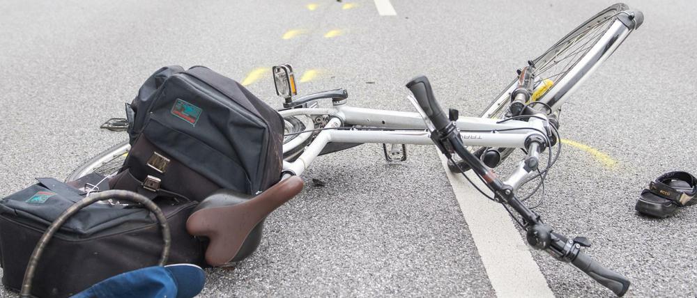 Ein Fahrrad liegt nach einem Verkehrsunfall auf der Straße. Symbolbild.