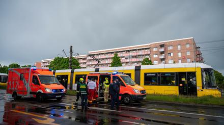 Ein Fußgänger ist in Berlin-Hellersdorf von einer Straßenbahn erfasst worden und ums Leben gekommen.